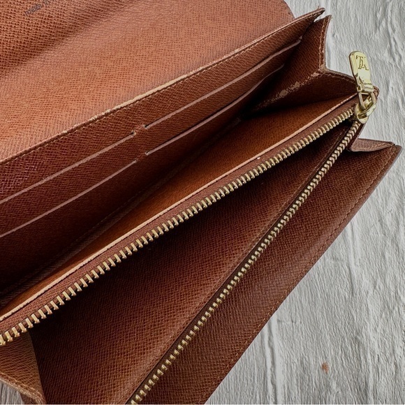 AUTHENTIC Louis Vuitton Monogram Sarah Wallet. Monogram canvas. - Picture 4 of 14